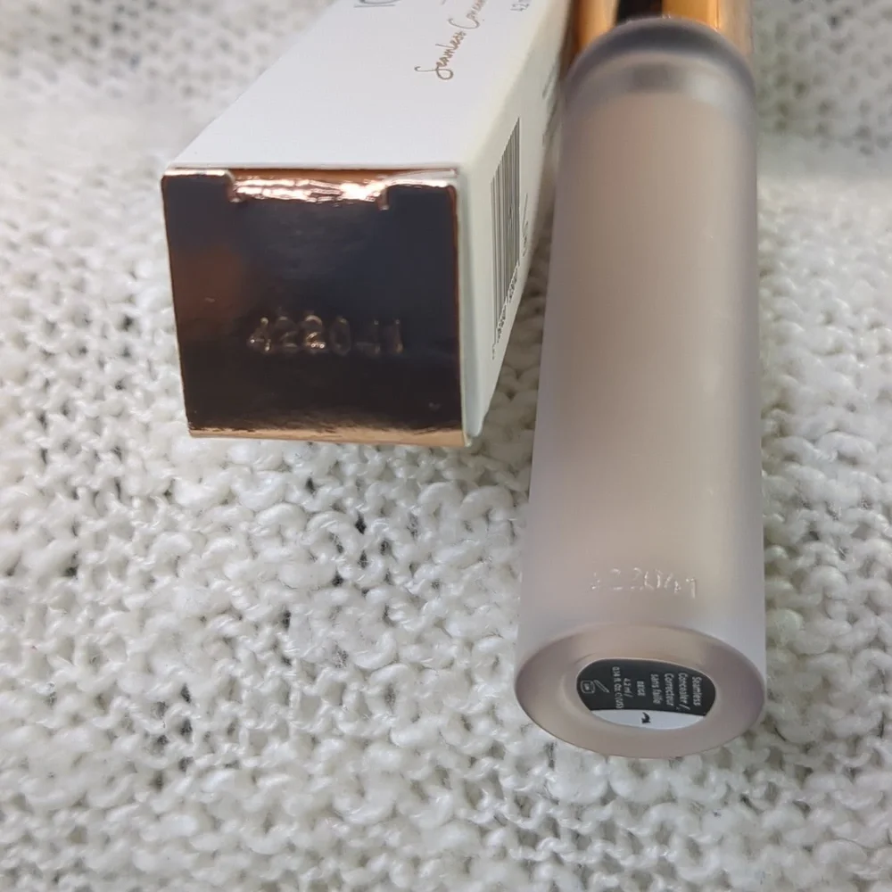 ICONIC London Seamless Concealer in Beige, 4.2ml/0.14fl oz